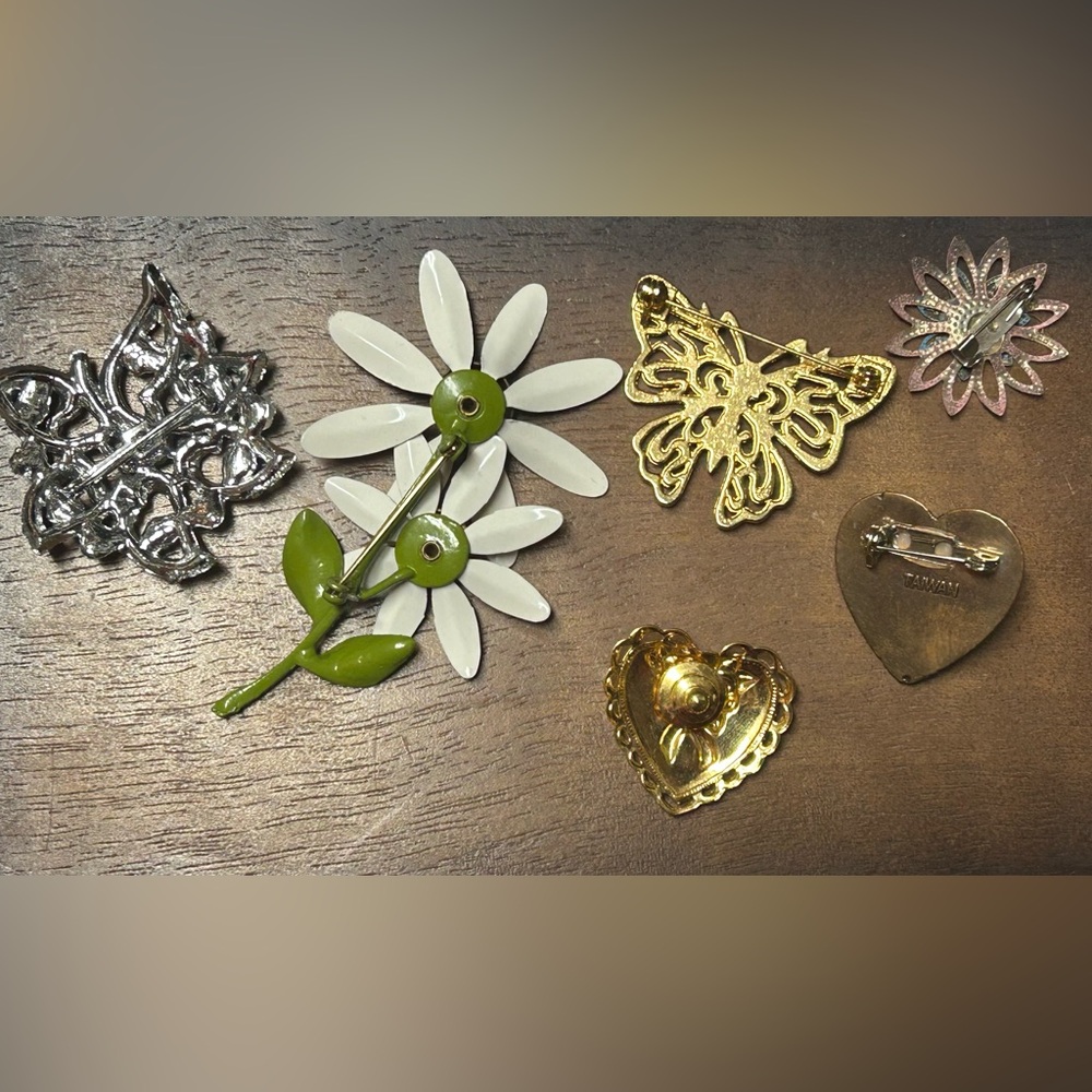 Vintage Wooden Musical Jewelry Box with Six Brooches - Picture 12 of 12